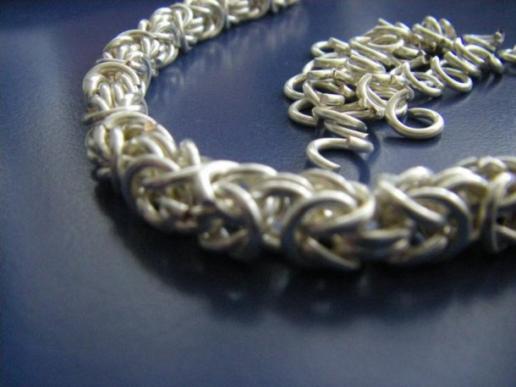 Schmucksarwürken, Halskette aus Silberdraht, Ankario
